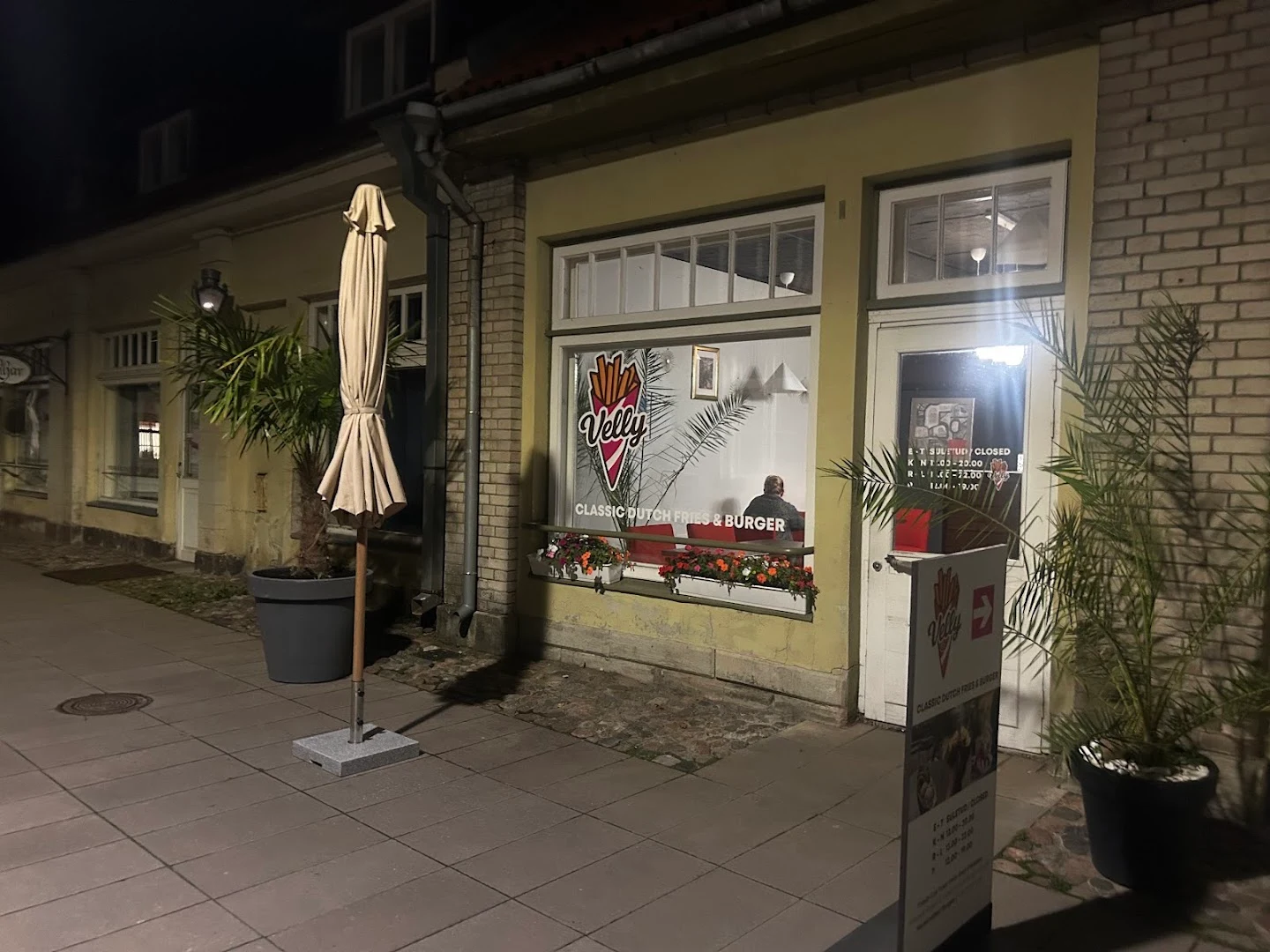 Velly - Classic Dutch Fries & Burger · Photos 1
